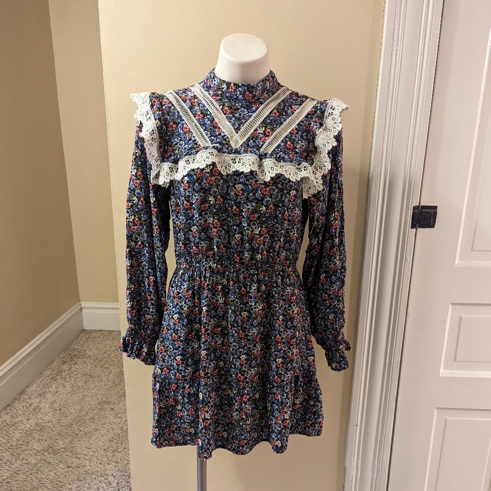 H&M blue floral prairie style long sleeve dress with white lace trim size M